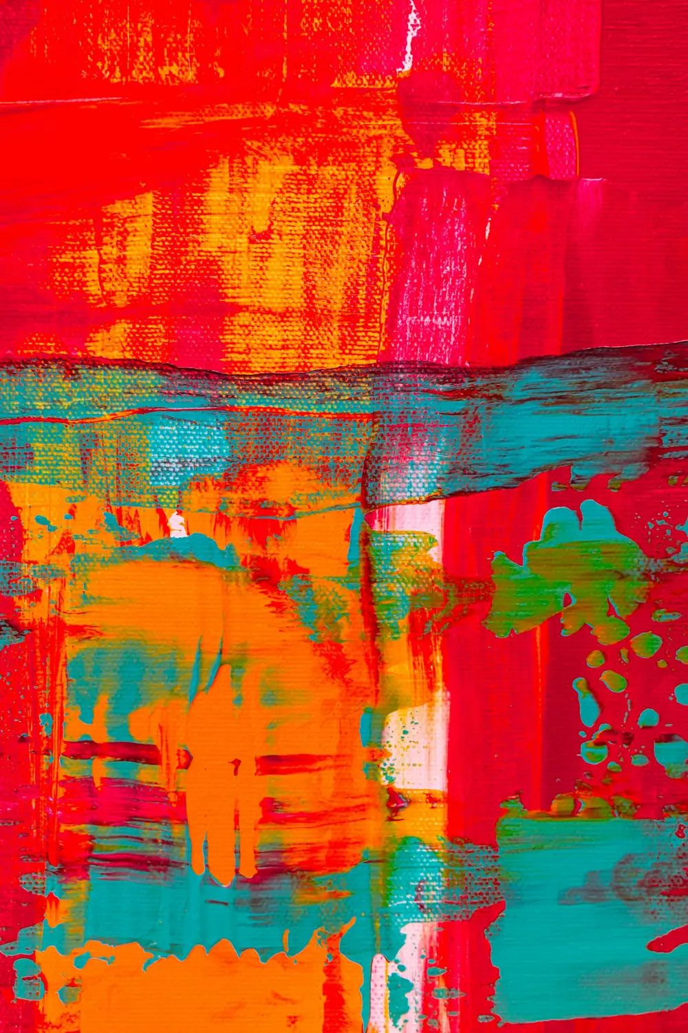 Detalhe de pintura abstrata com áreas vermelhas, laranjas e azul-turquesa.